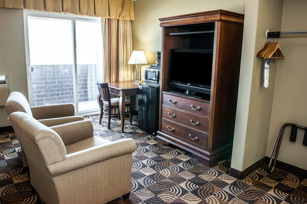 Comfort Inn & Suites North At The Pyramids Indianapolis Exterior photo